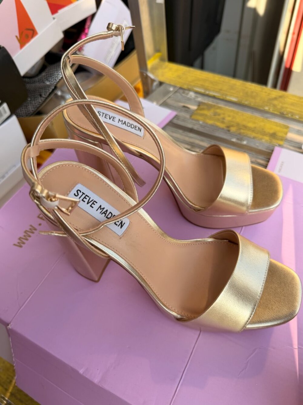 Steve Madden Lessa Gold Metallic Platform Block Heel Sandals Size 8.5M - Picture 2 of 3